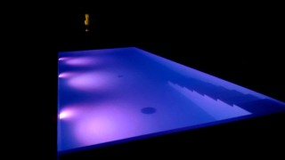 RGB verlichting in zwembad